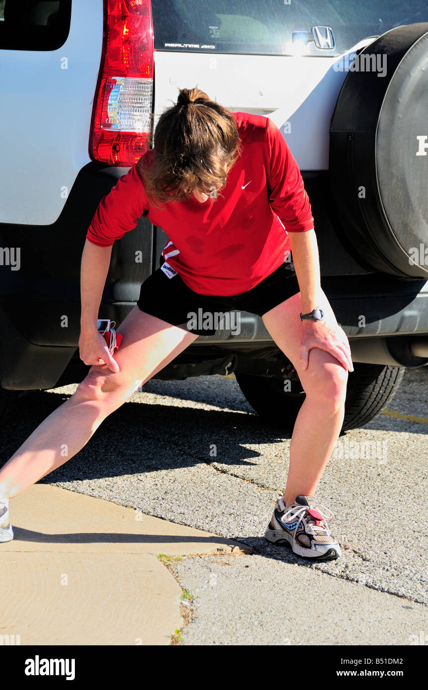 Frau streckt aus, bevor sie für Gesundheit läuft. USA. Stockfoto
