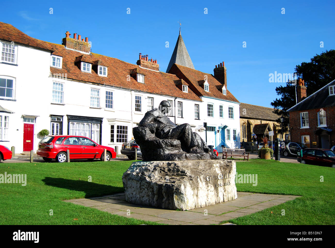 Das Grün zeigt Churchill Statue, Westerham, Kent, England, Vereinigtes Königreich Stockfoto