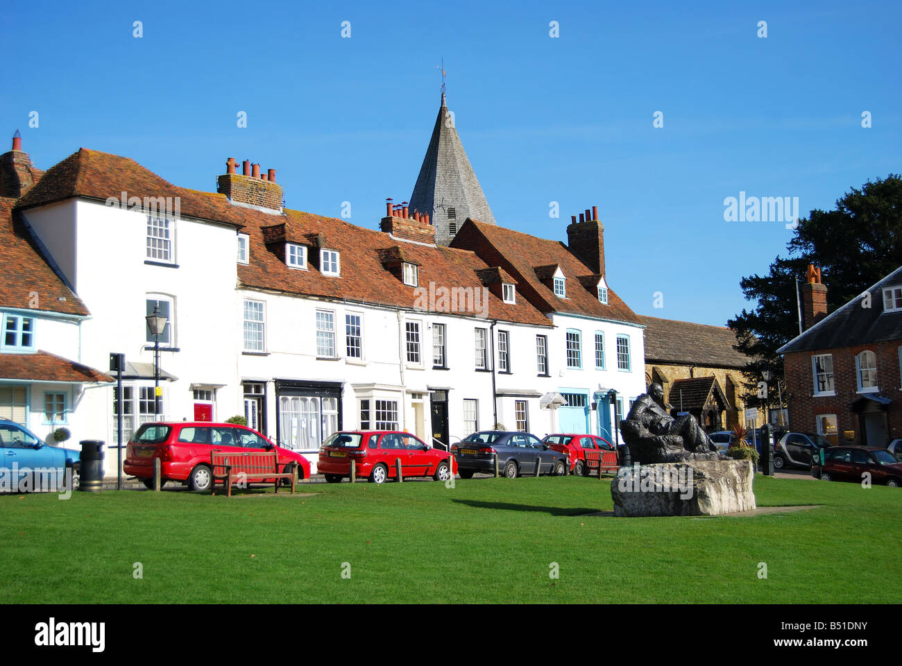 Das Grün zeigt Churchill Statue, Westerham, Kent, England, Vereinigtes Königreich Stockfoto