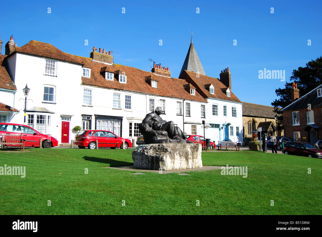 Das Grün zeigt Churchill Statue, Westerham, Kent, England, Vereinigtes Königreich Stockfoto