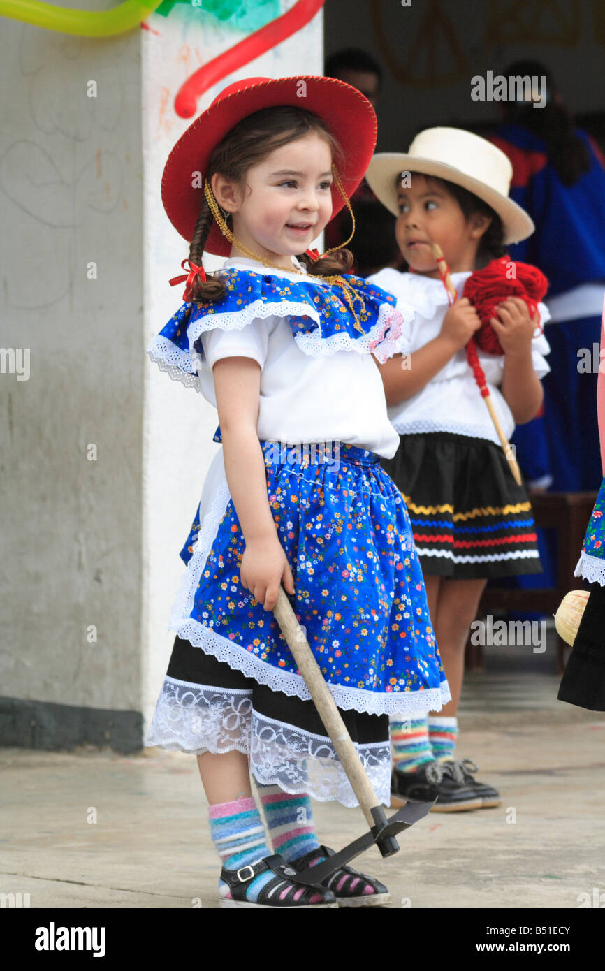 Kinder aus verschiedenen Kindergärten tanzen traditionelle folkloristische Tänze, Universität von Tunja, Boyacá, Kolumbien, Südamerika Stockfoto