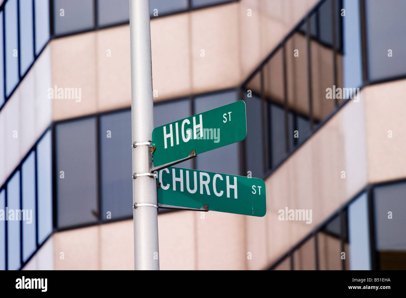 Straße Zeichen auf einem Pfahl vor einem Gebäude, die HIGH Street und Kirche ST gelesen Stockfoto