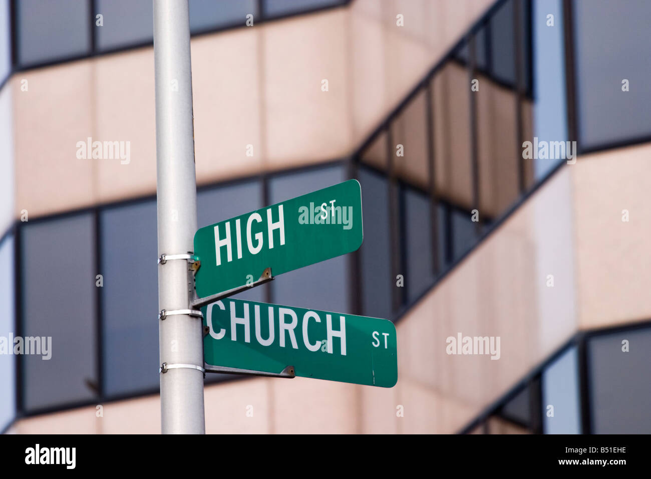 Straße Zeichen auf einem Pfahl vor einem Gebäude, die HIGH Street und Kirche ST gelesen Stockfoto