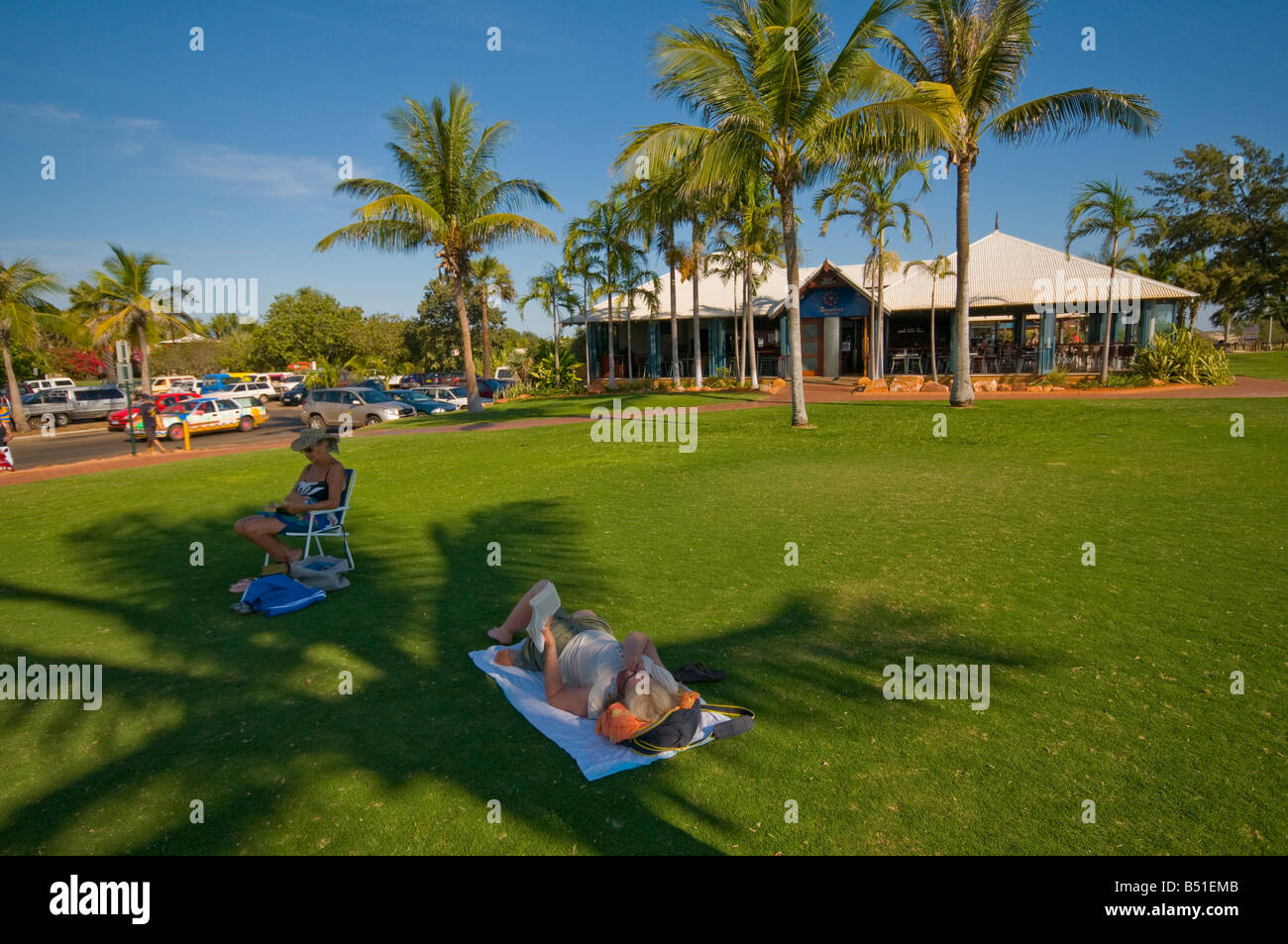 Entspannen im Schatten der Palmen außerhalb Zanders am Strand am Cable Beach Broome Western Australia Stockfoto