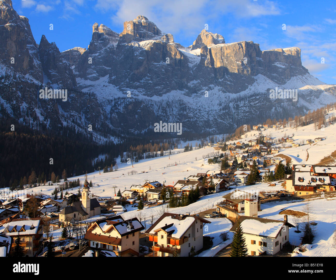 Dorf von Colfosco im Winter Schnee, Dolomiten, Italien Stockfoto