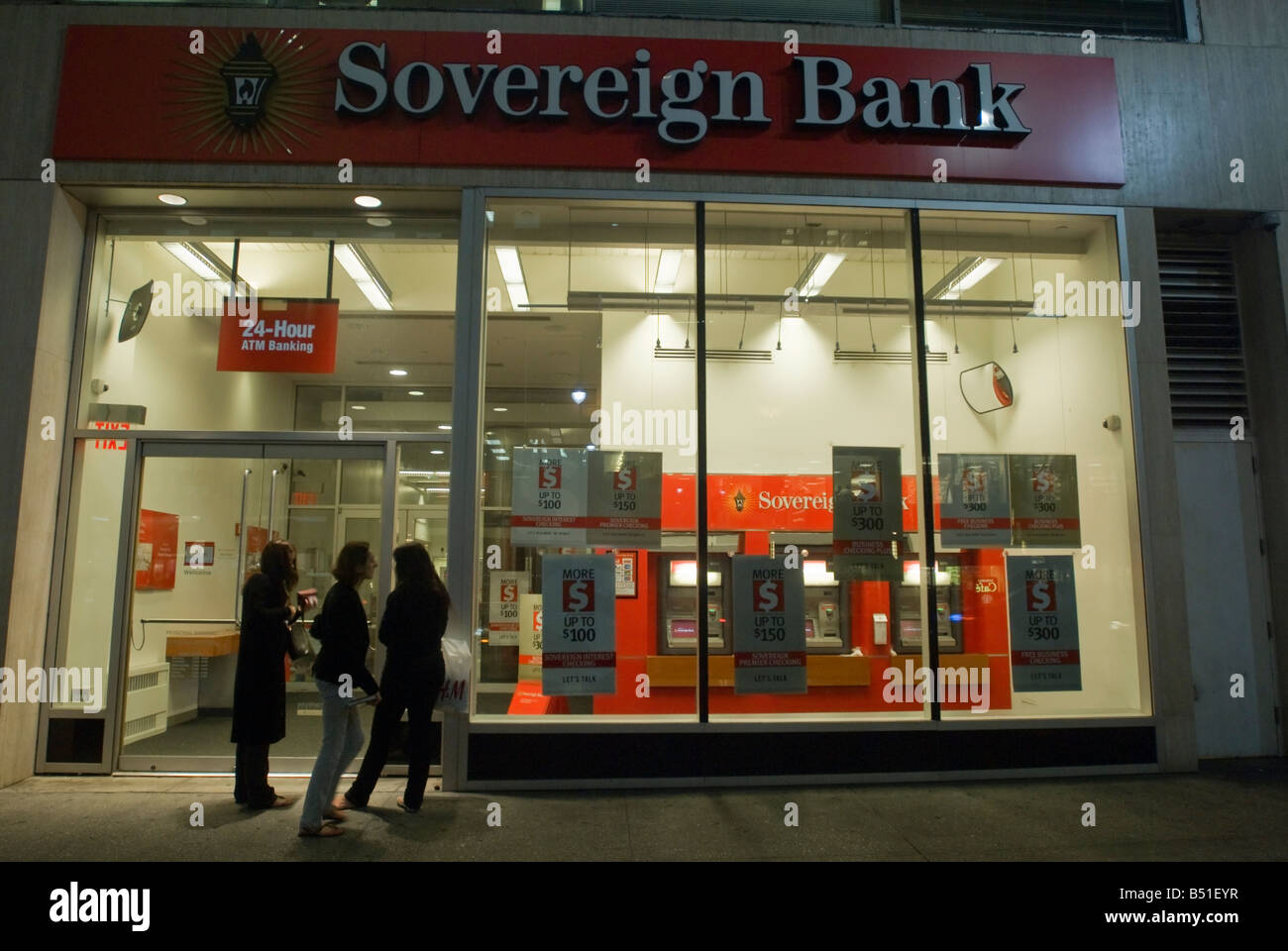 Ein Zweig der Sovereign Bank in Midtown Manhattan in New York Stockfoto