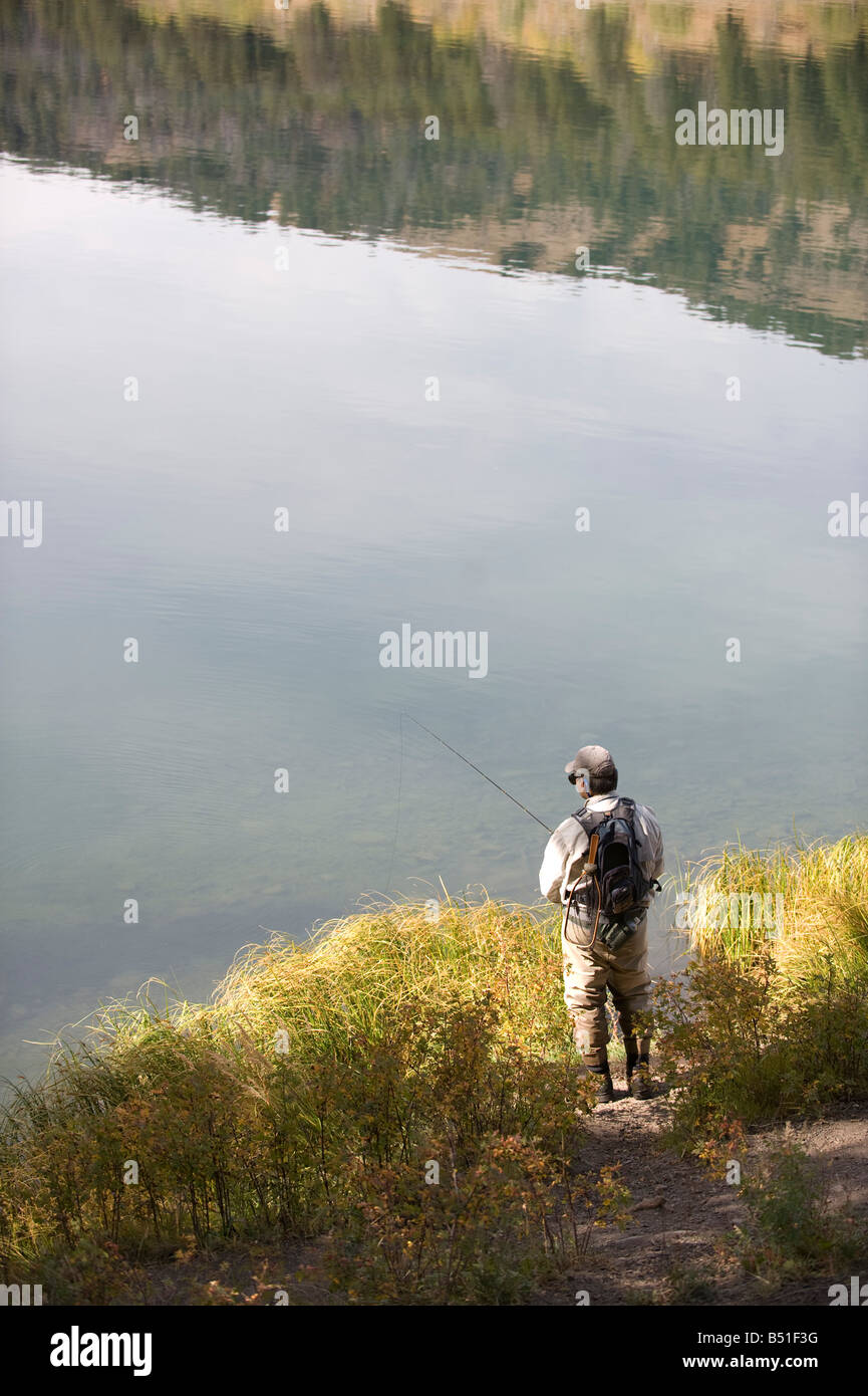 Montana, Yellowstone-Nationalpark. Ein Mensch fliegen Fische an einem wunderschönen See im Herbst. Stockfoto