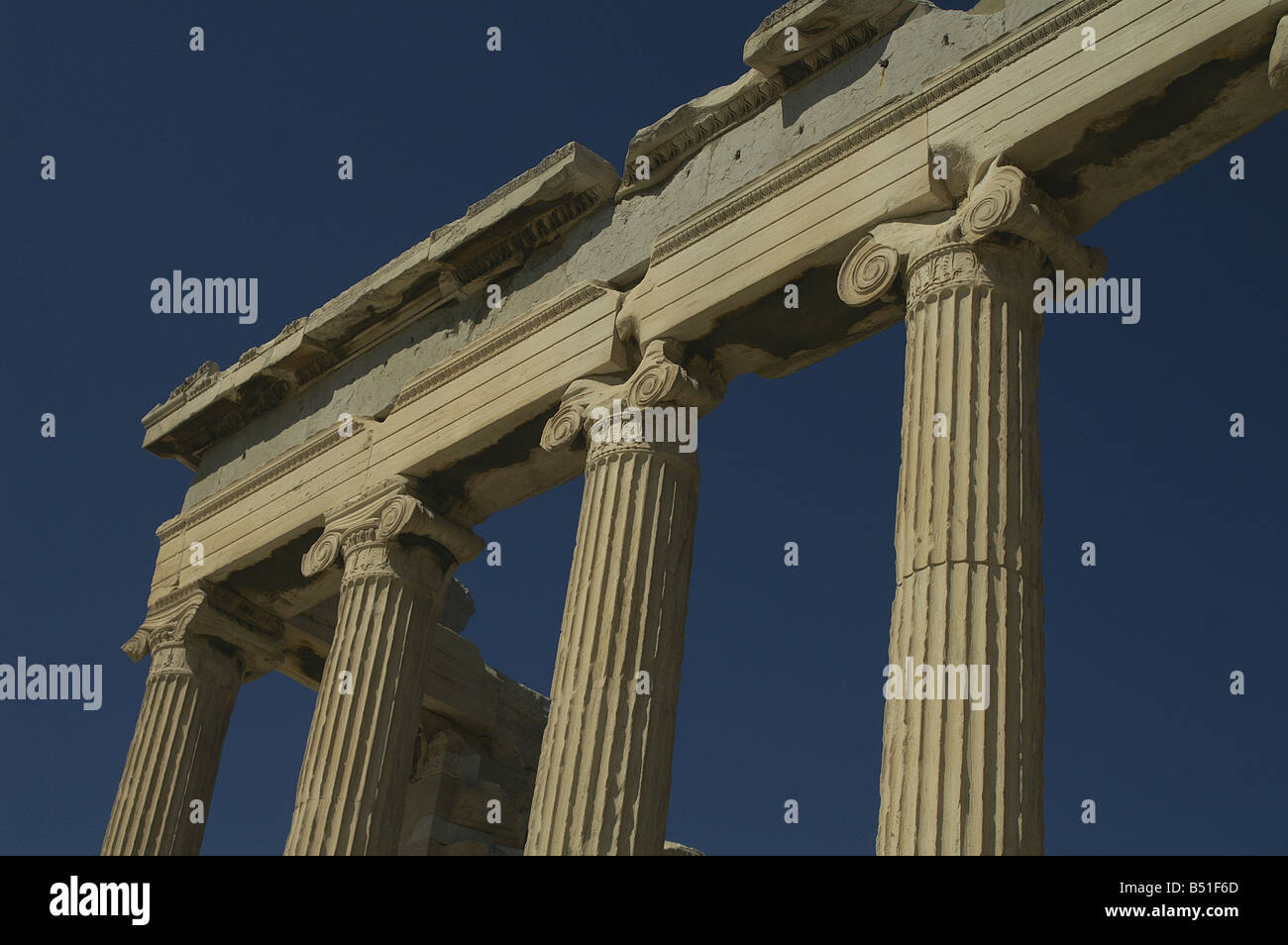 Ionischen Kapitellen gegen einen dunkelblauen Himmel auf der Akropolis Stockfoto