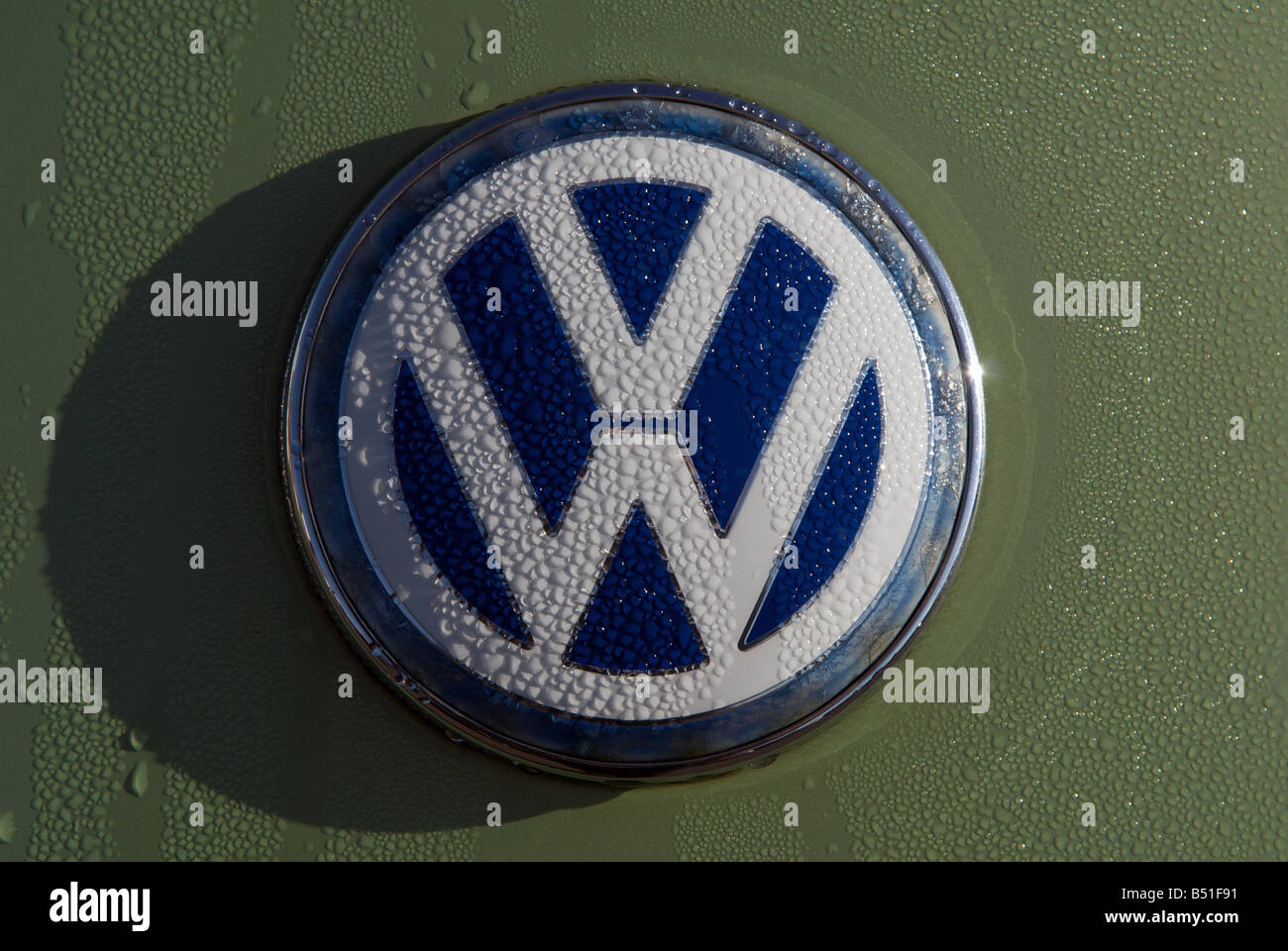 Volkswagen-Abzeichen auf dem Kofferraum ein Käfer Auto, Woodbridge, Suffolk, UK. Stockfoto
