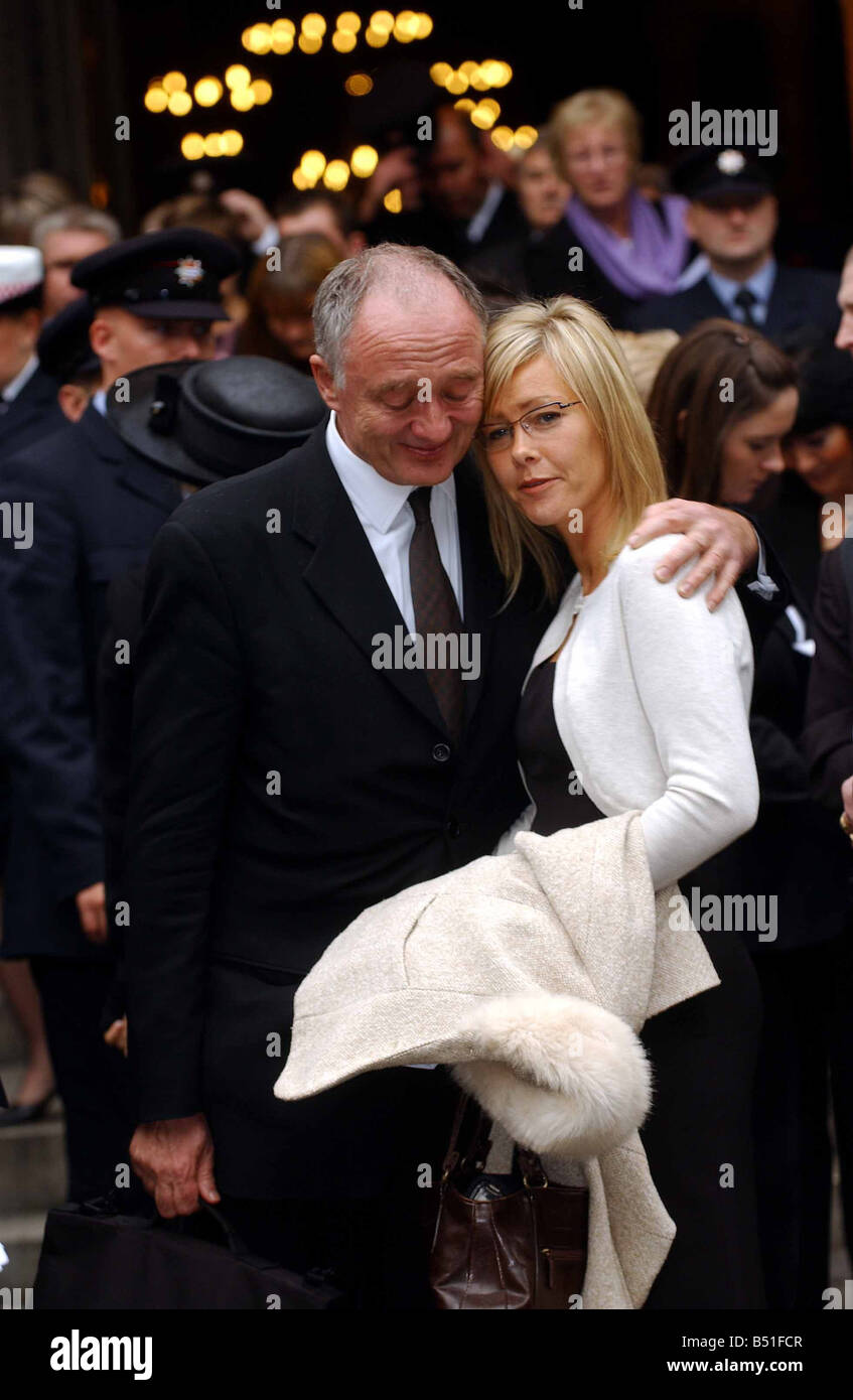 Londoner Bürgermeister Ken Livingstone tröstet Michele die Witwe von Bill Faust nach dem Gedenkgottesdienst für die Feuerwehr Bill Faust und Adam Meere in der Westminster Cathedral Stockfoto