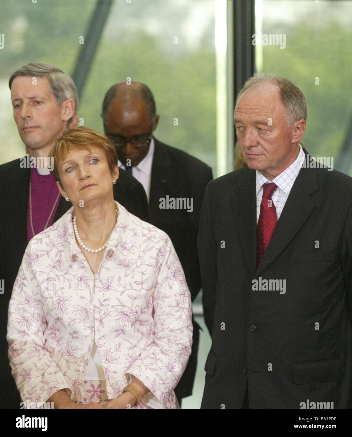 Tess Jowell und Bürgermeister Ken Livingstone zusammen mit anderen VIPs, die Unterzeichnung der Buch von Kondolenzschreiben im Rathaus nach der London-Bomben Stockfoto