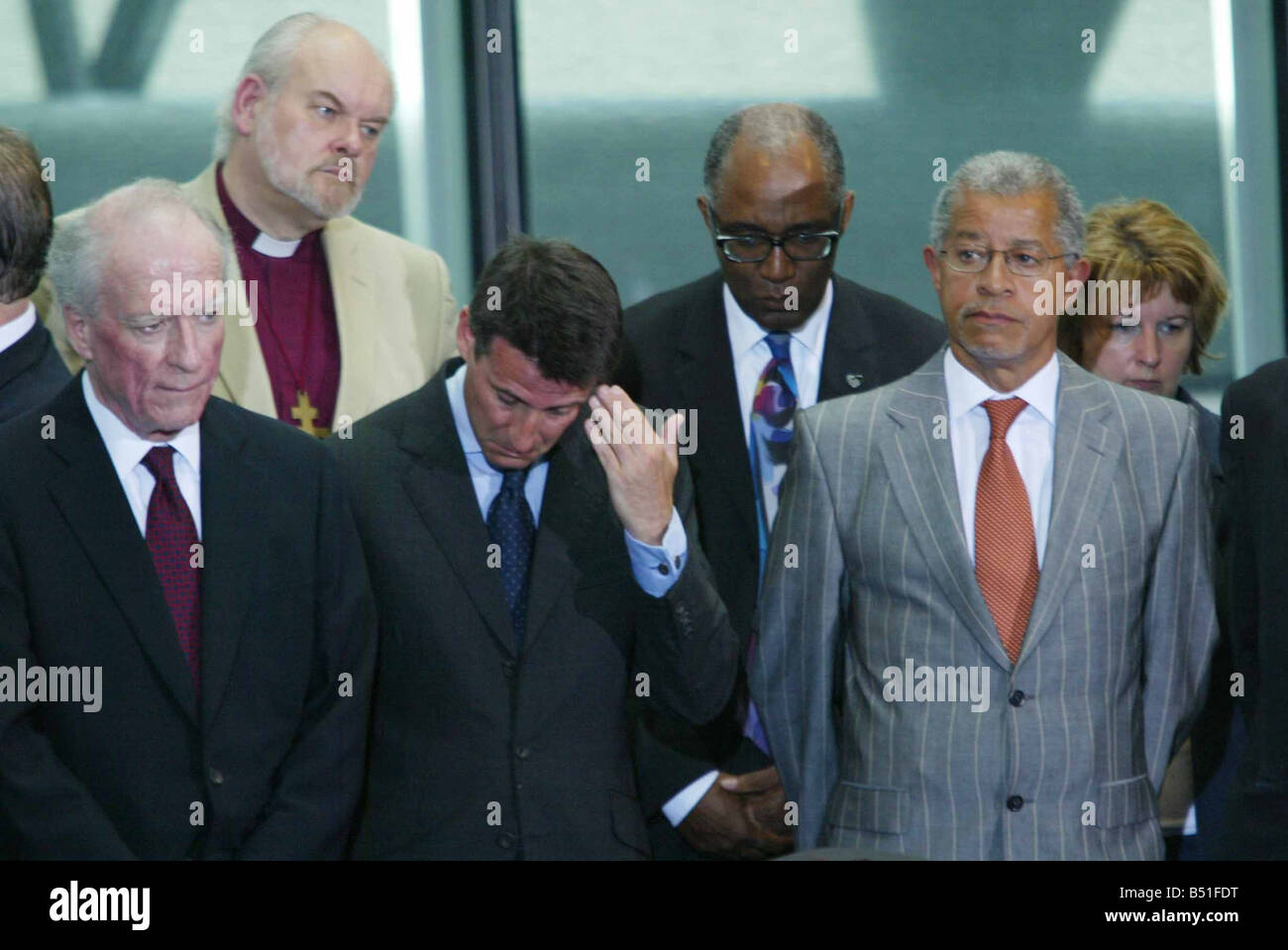 Seb Coe Tess Jowell und Bürgermeister Ken Livingstone zusammen mit anderen VIPs, die Unterzeichnung der Buch von Kondolenzschreiben im Rathaus nach der London-Bomben Stockfoto