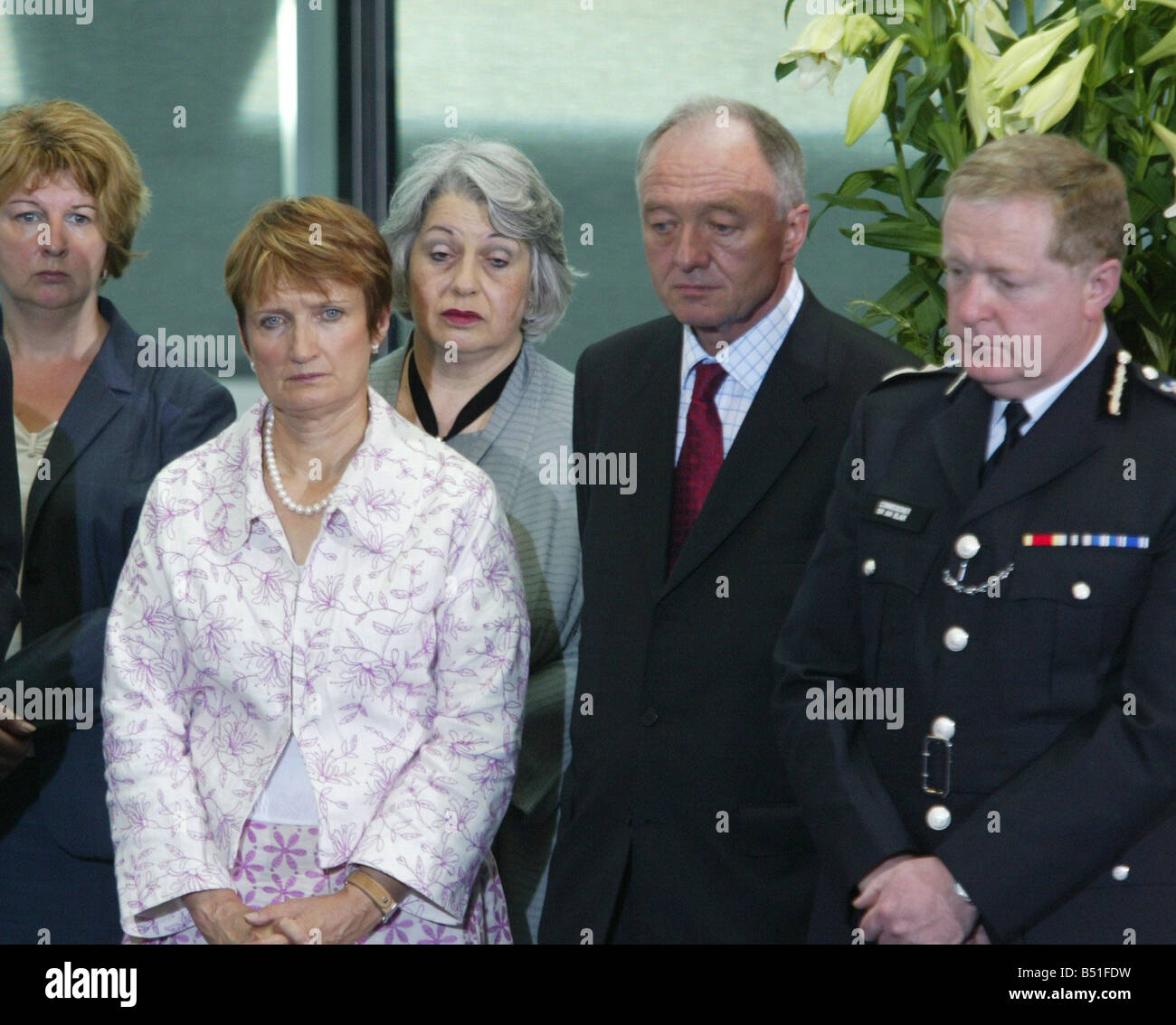 Tess Jowell Mayor Ken Livingstone und Ian Blair zusammen mit anderen VIPs, die Unterzeichnung der Buch von Kondolenzschreiben im Rathaus nach der London-Bomben Stockfoto