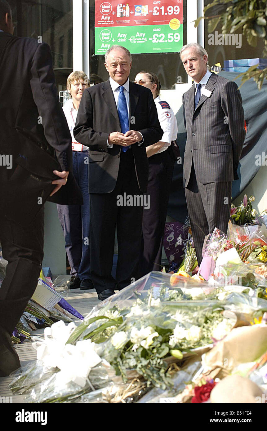 King s Cross Station Ken Livingstone bringt Blumen zum Kings Cross als Markierung des Respektes für diejenigen, die in der Selbstmord-Bombenanschlag auf die Londoner U-Bahn Juli 2005 2000er Jahren gestorben Stockfoto