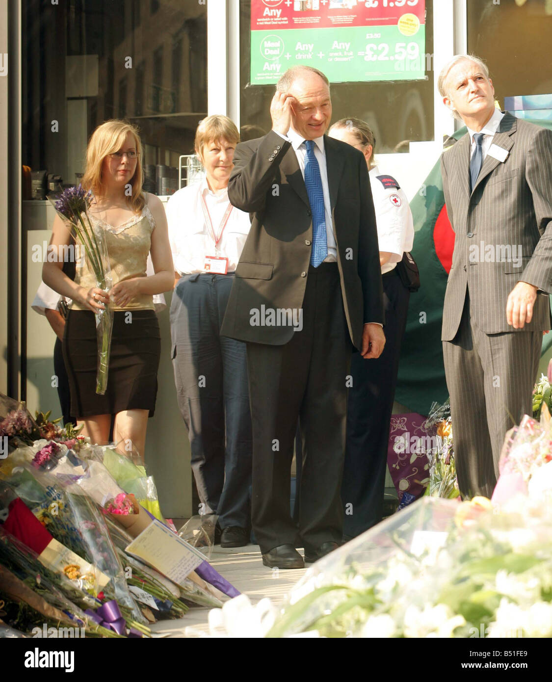 King s Cross Station Ken Livingstone bringt Blumen zum Kings Cross als Markierung des Respektes für diejenigen, die in der Selbstmord-Bombenanschlag auf die Londoner U-Bahn Juli 2005 2000er Jahren gestorben Stockfoto