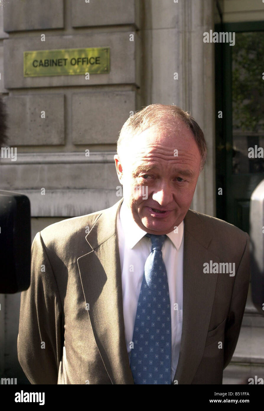 Ken Sie Livingstone Londoner Bürgermeister Okt 2001 und Nick Raynsford im Bild außerhalb des Cabinet Office nach Teilnahme an einer Sitzung, um die Bedrohung durch einen biologischen Angriff auf London zu besprechen Stockfoto