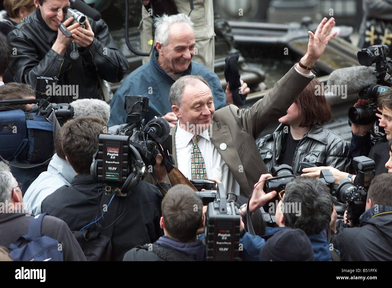 Ken Livingstone, Bürgermeister von London Kandidat März 2000 Wellen Menschenmengen versammelten sich vor der Statue des Eros am Piccadilly Circus nach seiner Ankündigung, die er für Bürgermeister von London unabhängig ausgeführt wird Stockfoto