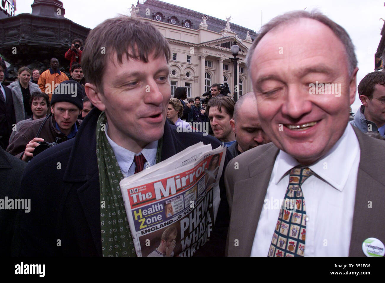 Ken Livingstone mit Peter McMahon März 2000 Ken Livingstone, Bürgermeister von London Kandidat ist konfrontiert mit Peter McMahon Spiegel politischer Redakteur vor der Statue des Eros am Piccadilly Circus Stockfoto