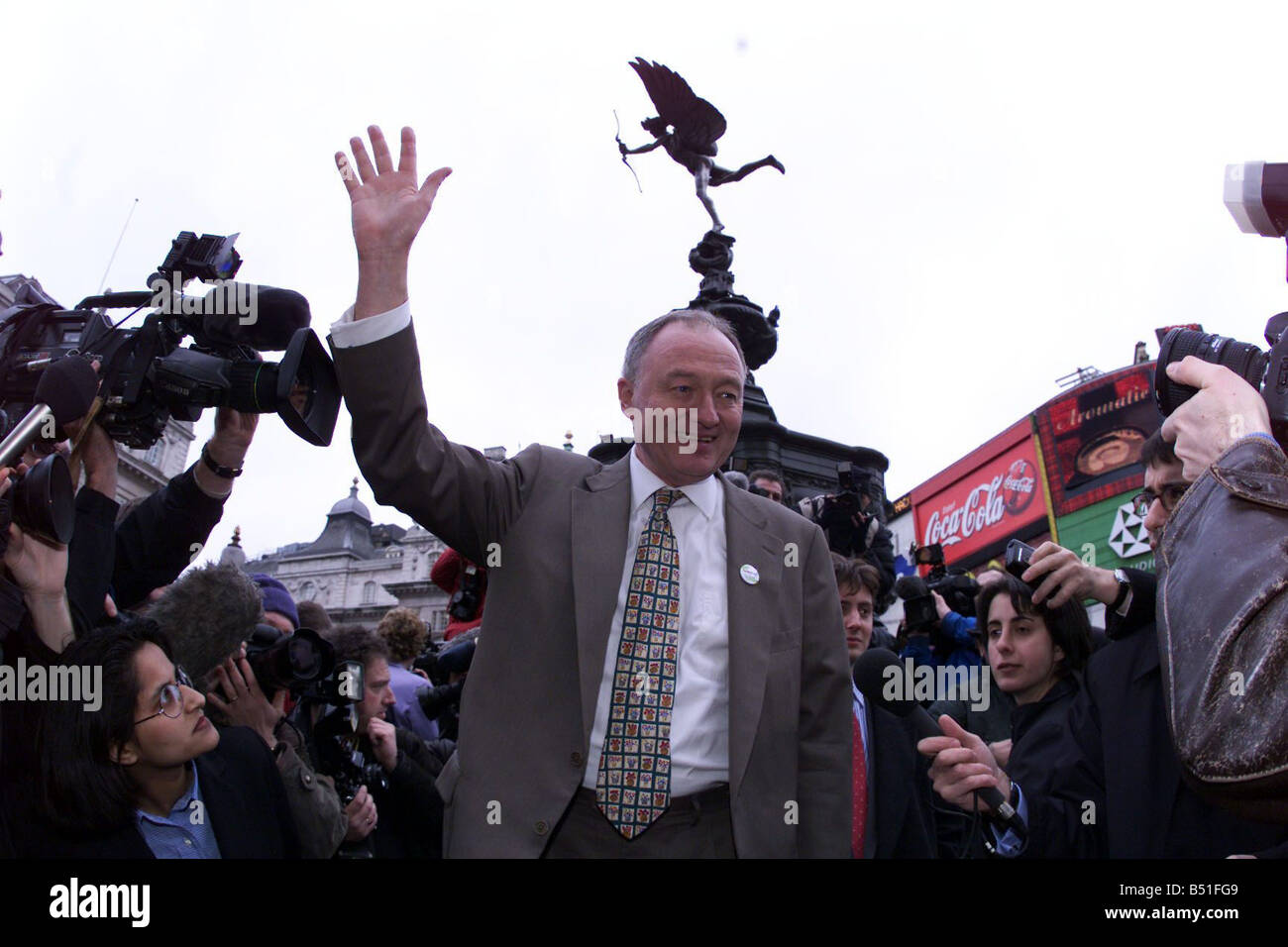 Ken Livingstone, Bürgermeister von London Kandidat März 2000 Wellen Menschenmengen versammelten sich vor der Statue des Eros am Piccadilly Circus und wird von Peter McMahon Spiegel politischer Redakteur konfrontiert Stockfoto