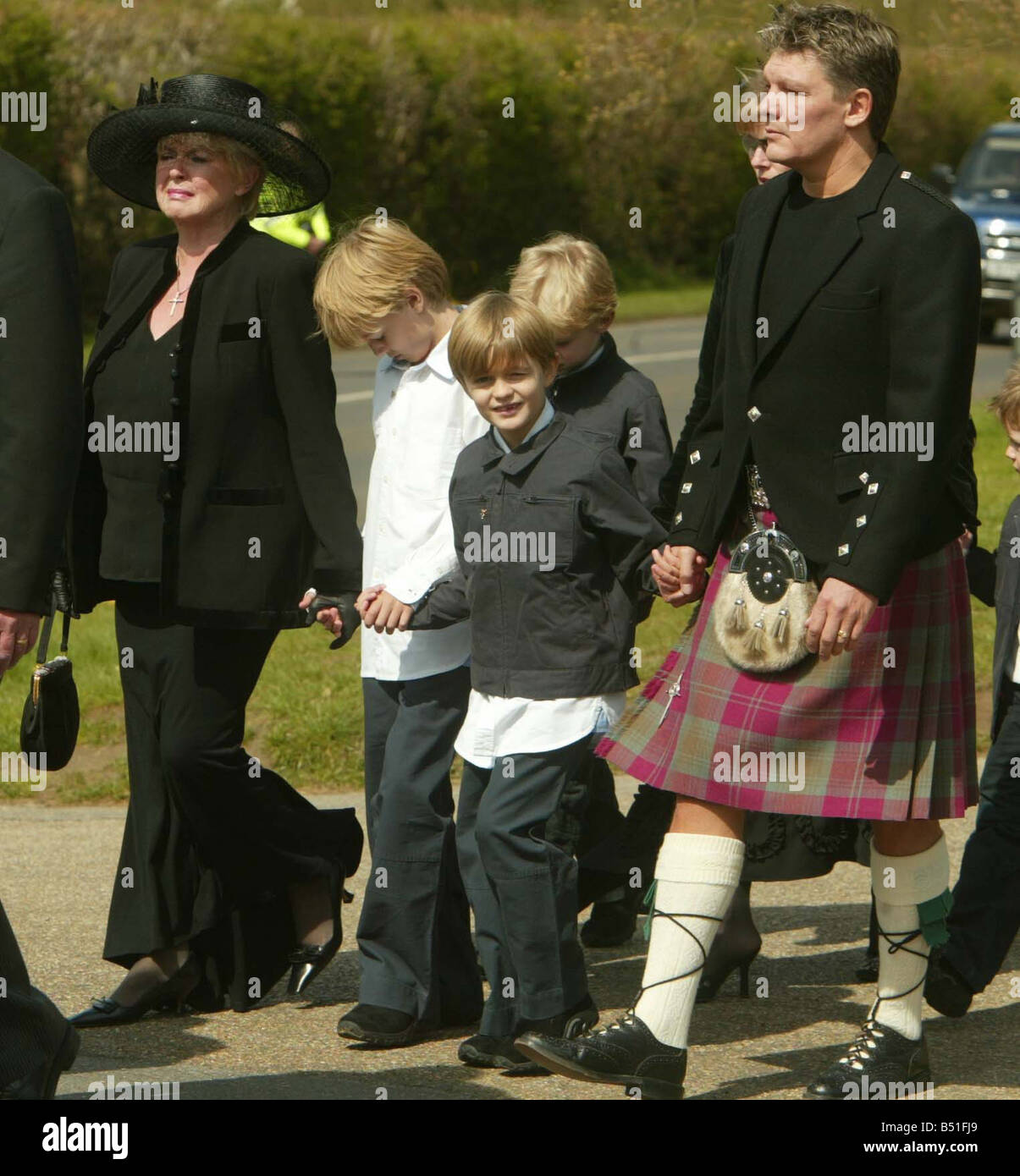 Caron Keating Beerdigung April 2004 St. Peters Church auf dem Gelände des Hever Castle in Kent Picture zeigt Mutter Gloria Hunniford Kinder Söhne Charlie Lindsay Gabriel Lindsay Ehemann Russ Lindsay Stockfoto