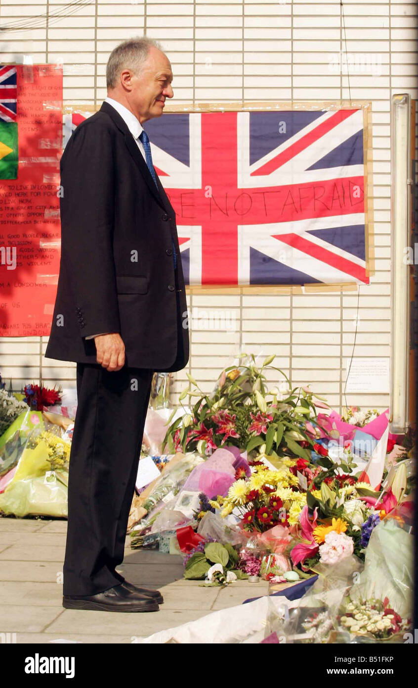 Bürgermeister Ken Livingstone bringt Blumen zum Bahnhof Kings Cross Stockfoto