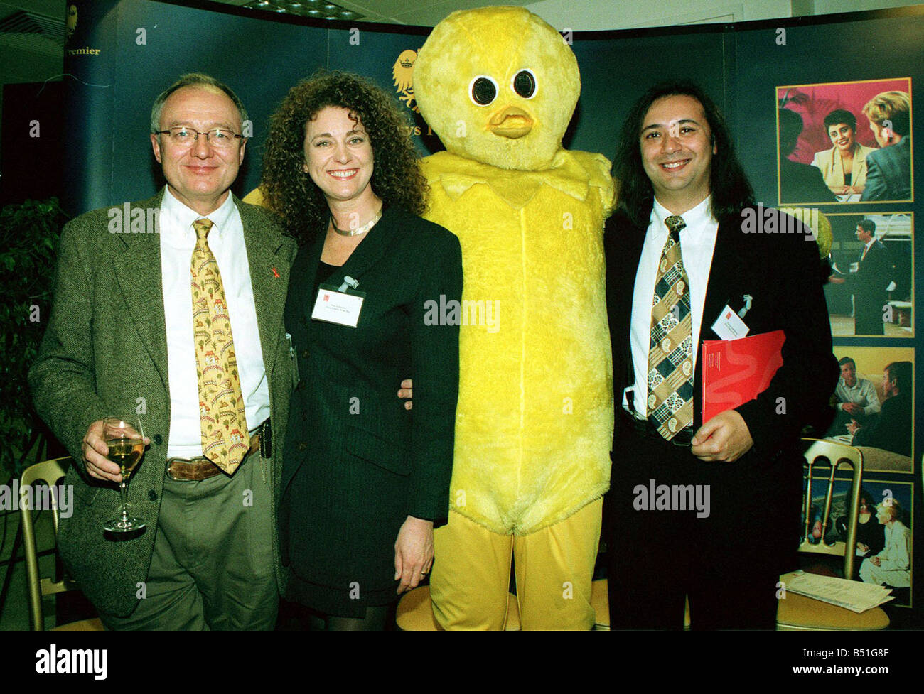 Ken Livingstone November 1999 mit Pam Schneider von der Erstausgabe und Verlobter George Jagathesan bei der 1999 Canary Wharf Jog-Preisverleihung Stockfoto