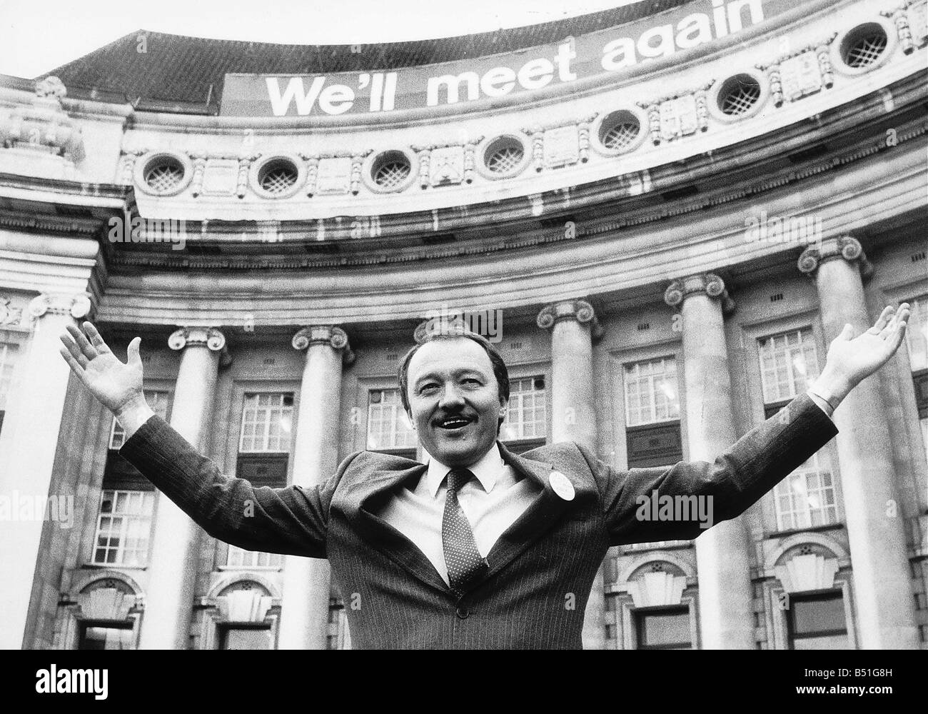 Ken Livingstone GLC Führer März 1986 Ken Livingstone labour-Chef des GLC außerhalb county Hall London am letzten Arbeitstag des Rates vor seiner Aufhebung Stockfoto