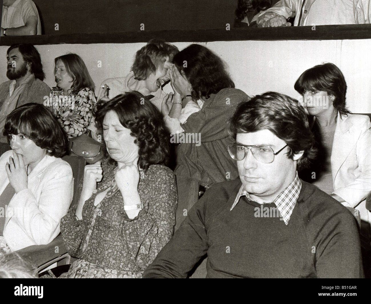 Bilder, die während der ersten Vorführung des Sci-Fi Film Alien im Odeon Theater in Leicester Square ist die Publikumsreaktion auf den Film eine Frau cringes in Entsetzen über die Szenen zeigen sie Juni 1979 zu beobachten Stockfoto