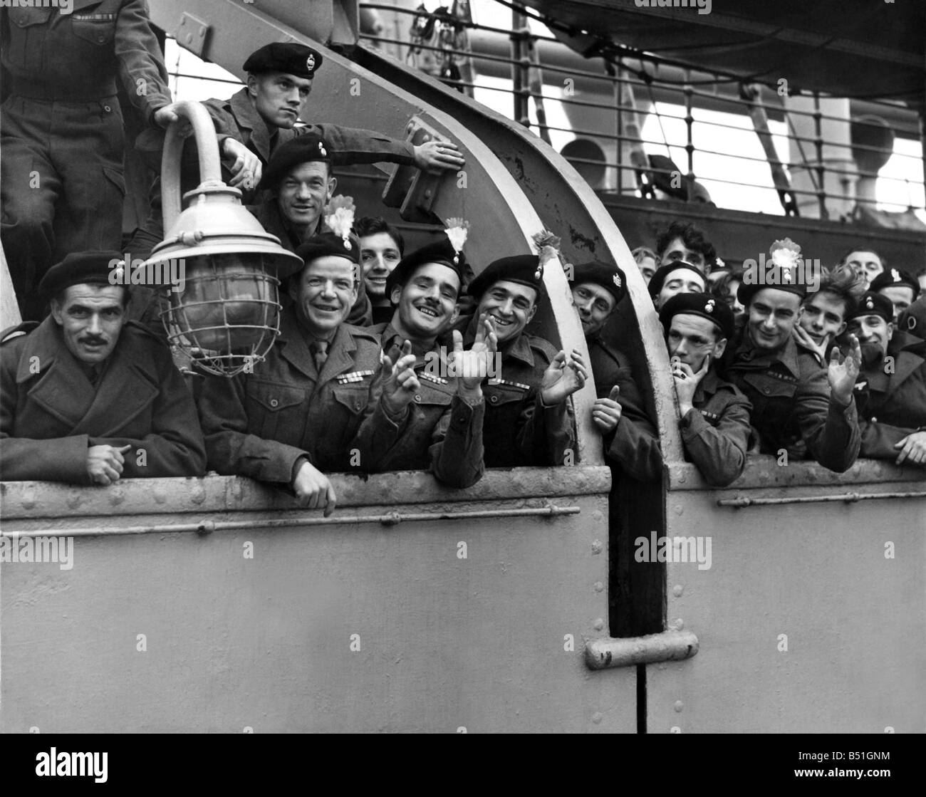 Rückkehr aus Korea; Einige der Truppen die Schienen des Schiffes in der Mitte des Flusses entlang, während sie darauf warten, an Liverpool Bootssteg festmachen. Männer mit Federn und Kordeln sind von Northumberland Fusillers. Oktober 1951 P000202; Stockfoto