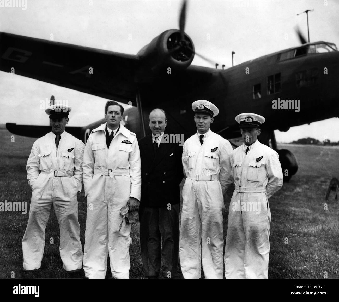 Links nach rechts. Die irische Mannschaft mit Mr Allison, Chefingenieur Test; Flug - Leutnant Geoffrey Tyson, Pilot; Sir Alan Cobhan; Herr R. Stockfoto