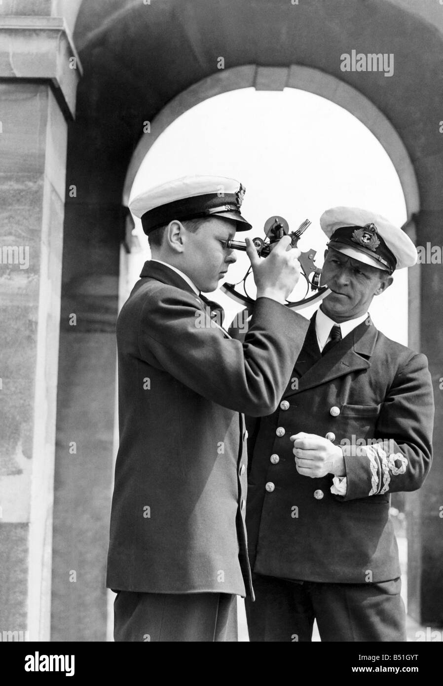 Lt. Commander J. H. Blair D.C.S. gesehen hier ein Marinekadett beizubringen, ein Küster zu verwenden. Mai 1928 P000089 &#13; &#10; Stockfoto