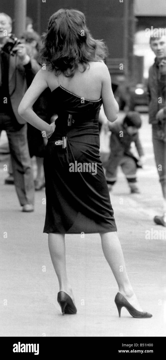 Hinten Sie Ansicht von... Jackie Jones gesehen hier Modellierung eine Kleid mit einem Bulldog Clip stramm gezogen. März 1985-P000093 &#13; &#10; Stockfoto