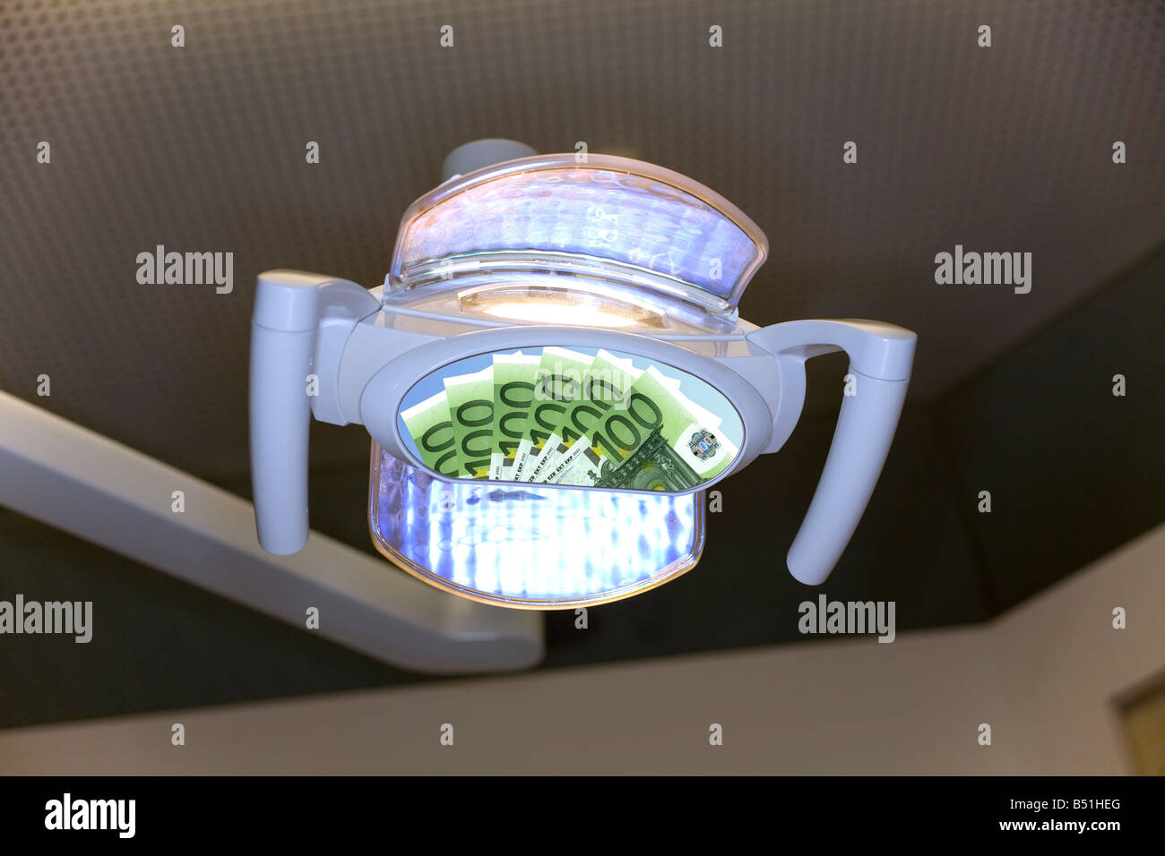 Geld spiegelt sich in dental Lampe Stockfoto Geld spiegelt sich in dental Lampe Stockfoto