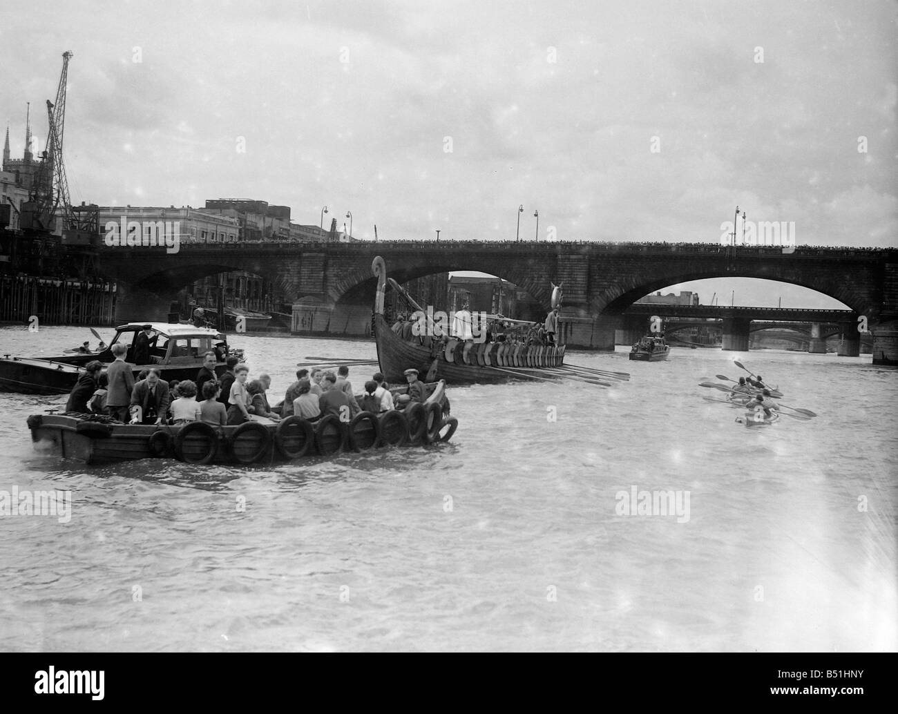 Wikinger-Schiff segelt auf Themse nach Richmond.  1949 &#13; &#10; 019488/11 Stockfoto