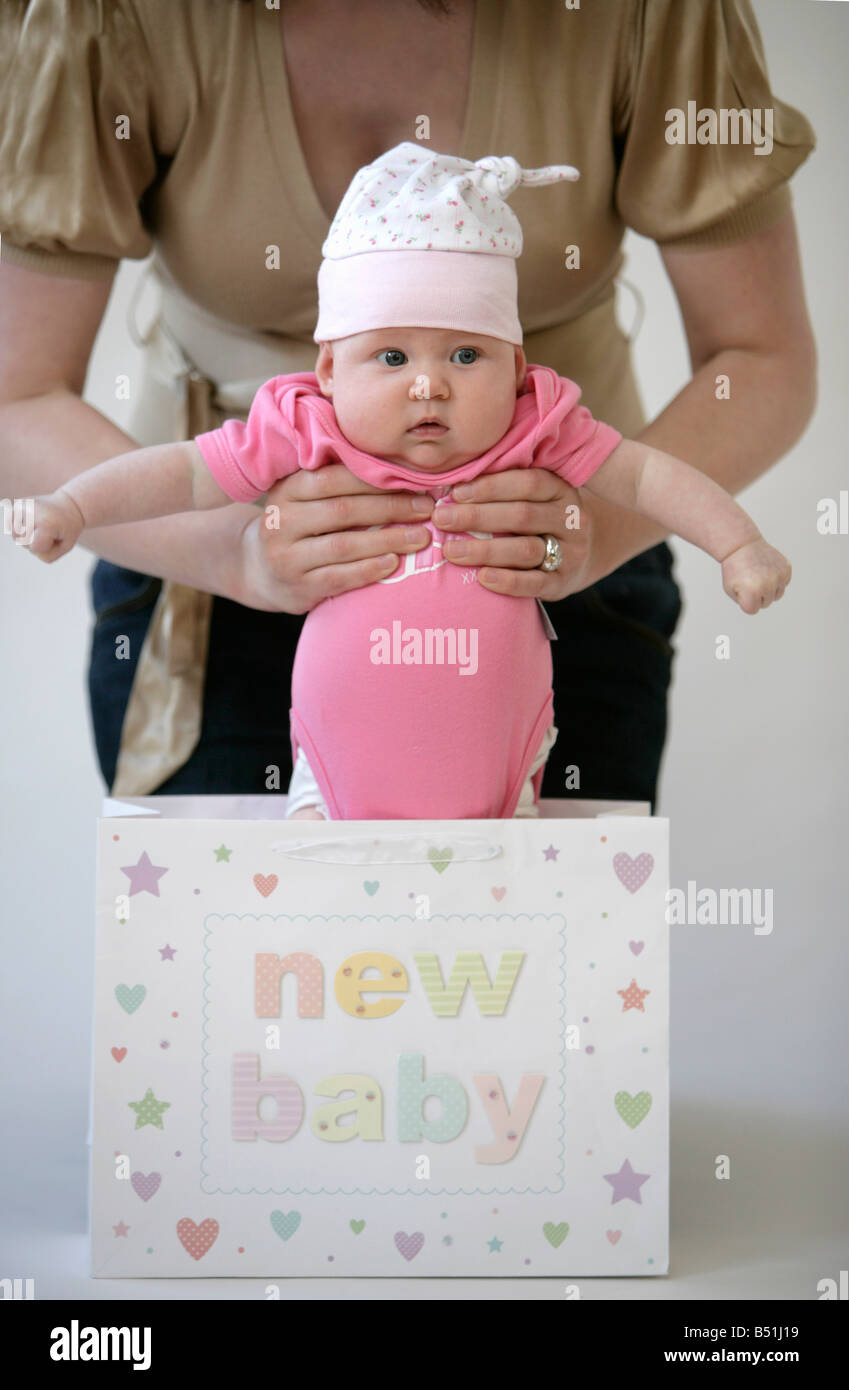 Baby wird gezogen von Giftbag Stockfoto