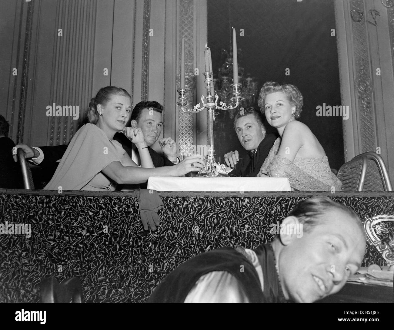 Neue und großzügige Nachtclub 21 Zimmer London, 1949 &#13; &#10; Hy Hazell, Bill Johnson, Allen Jones und Frau &#13; &#10; 020183/6 Stockfoto