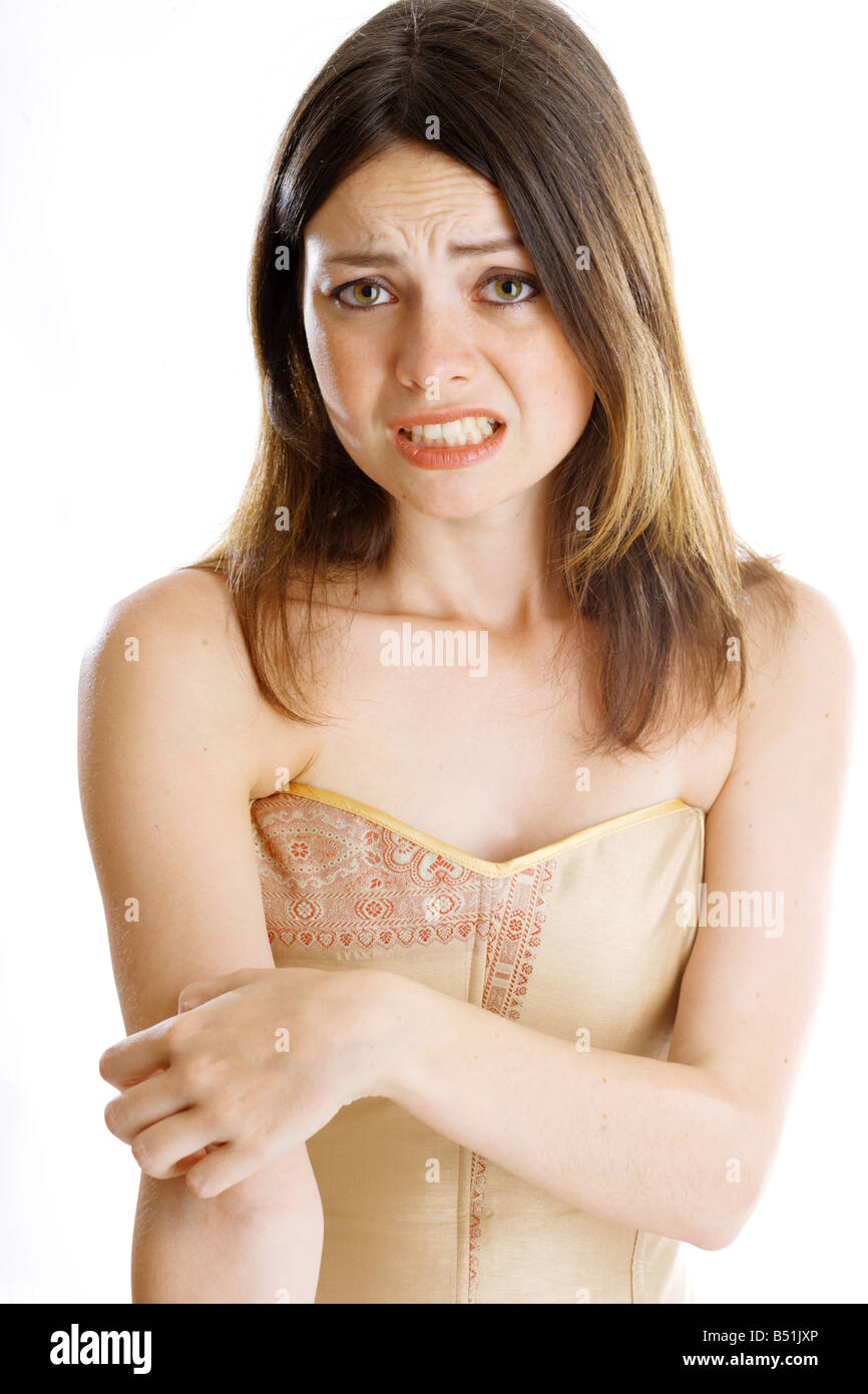 Junge Frau kratzen ihr Oberarm Stockfoto