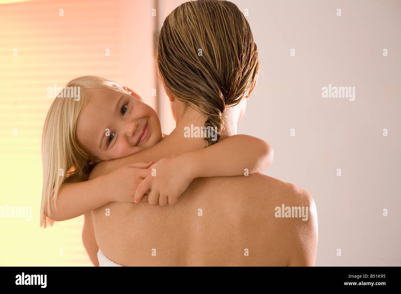 Porträt von kleinen Mädchen in den Armen Mutter Stockfoto