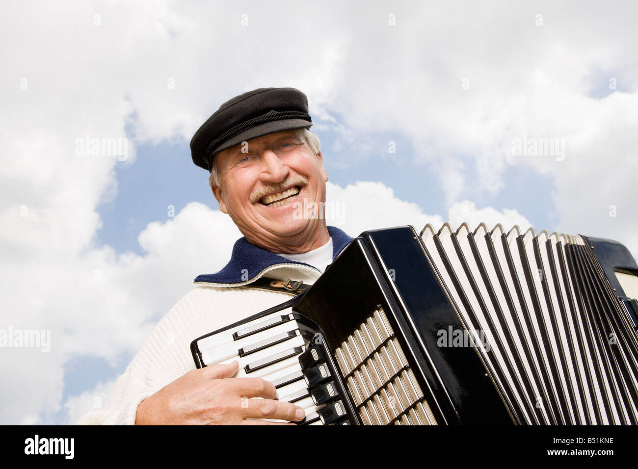 Man spielt Akkordeon Stockfoto