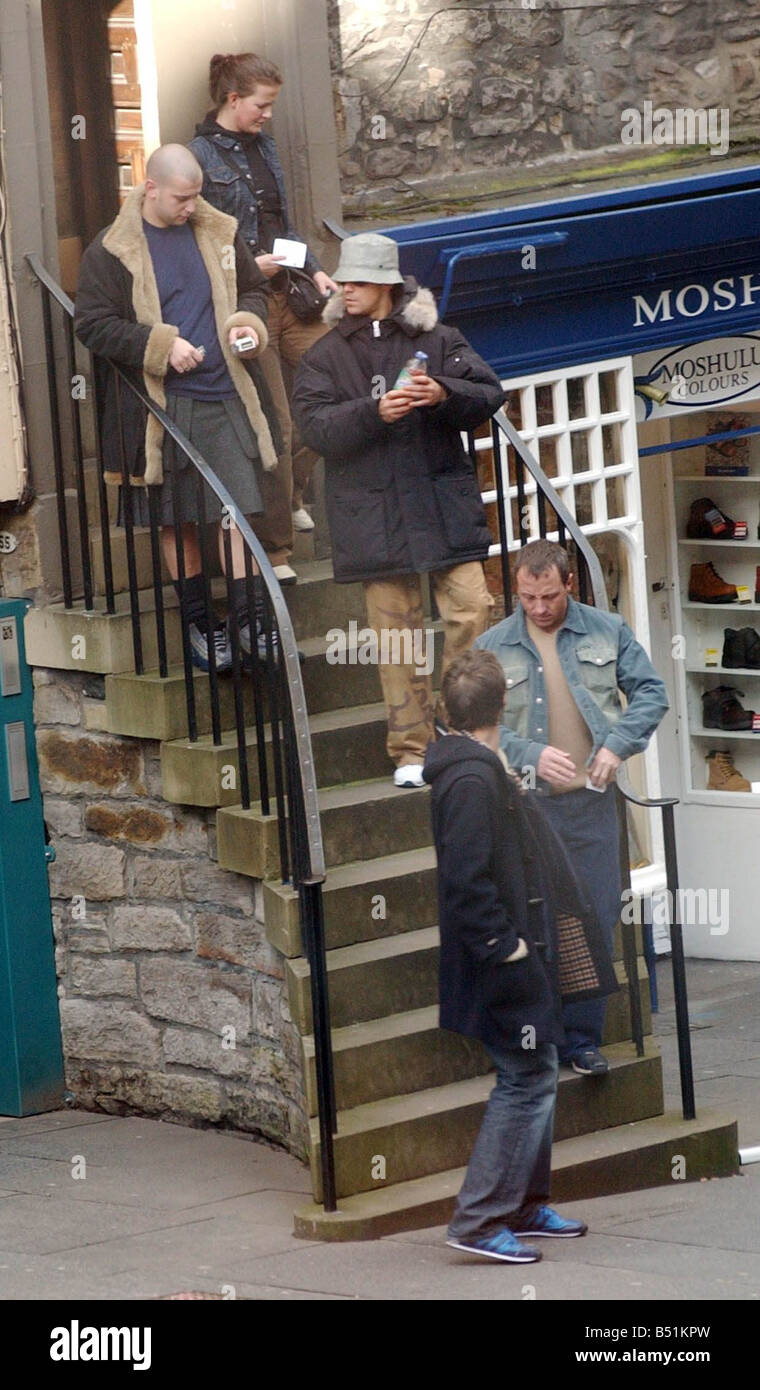 Robbie Williams 11. März 2002 auf der Royal Mile in Edinburgh heute Nachmittag der Kerl mit rasierter Kopf im Kilt angenommen wird, dass Robbies Maker Howie Nicholsby kilt Stockfoto