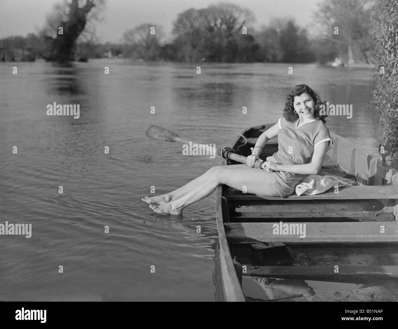 Simone Silver Rudern am Fluss &#13; &#10; SP 15.04.1951 &#13; &#10; B1743/51/EWG &#13; &#10; Stockfoto