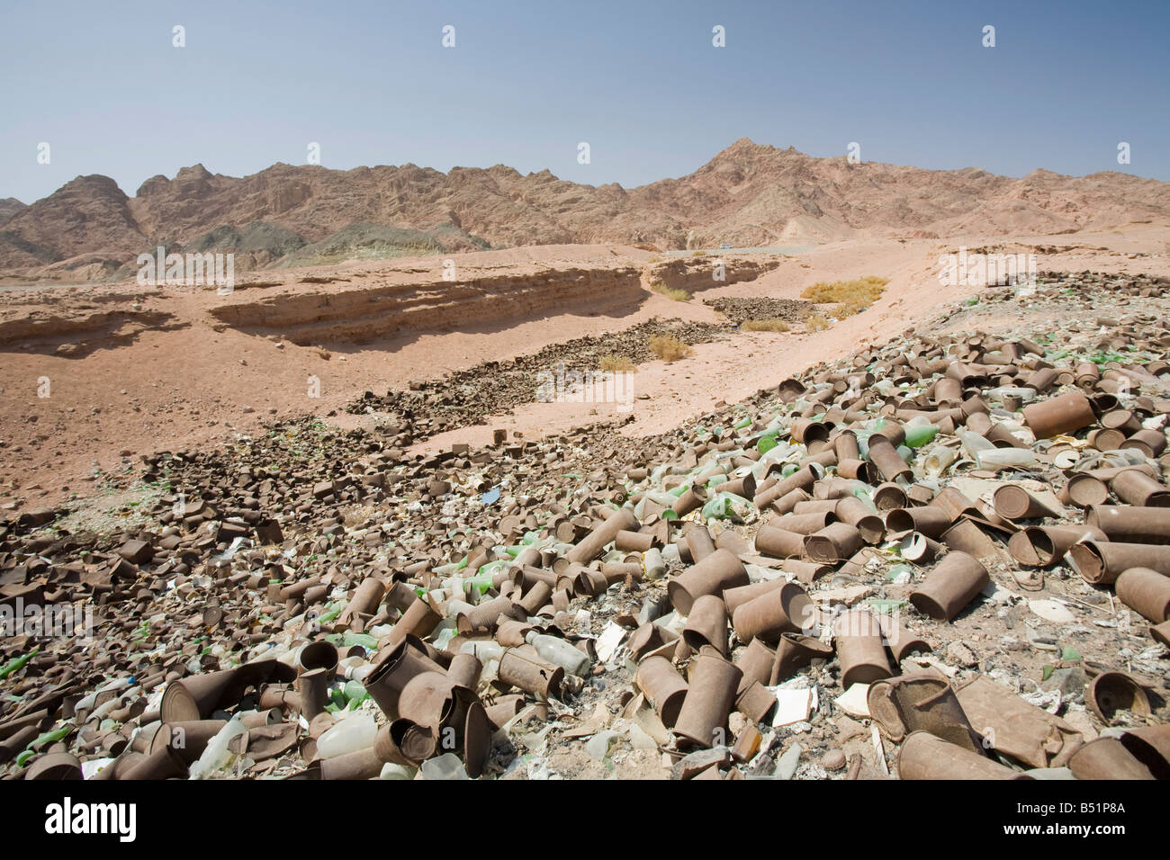 Blechdosen verworfen, in den Bergen der Wüste Sinai in der Nähe von Dahab in Ägypten Stockfoto