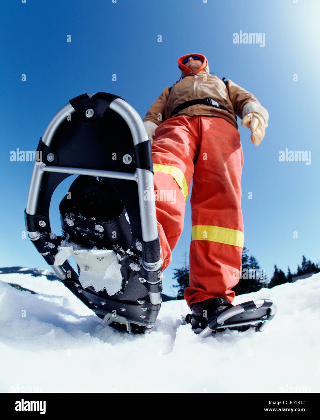 Mann mit Schneeschuhen Stockfoto