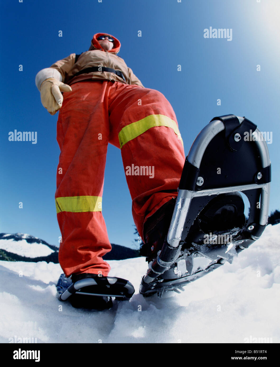 Mann mit Schneeschuhen Stockfoto