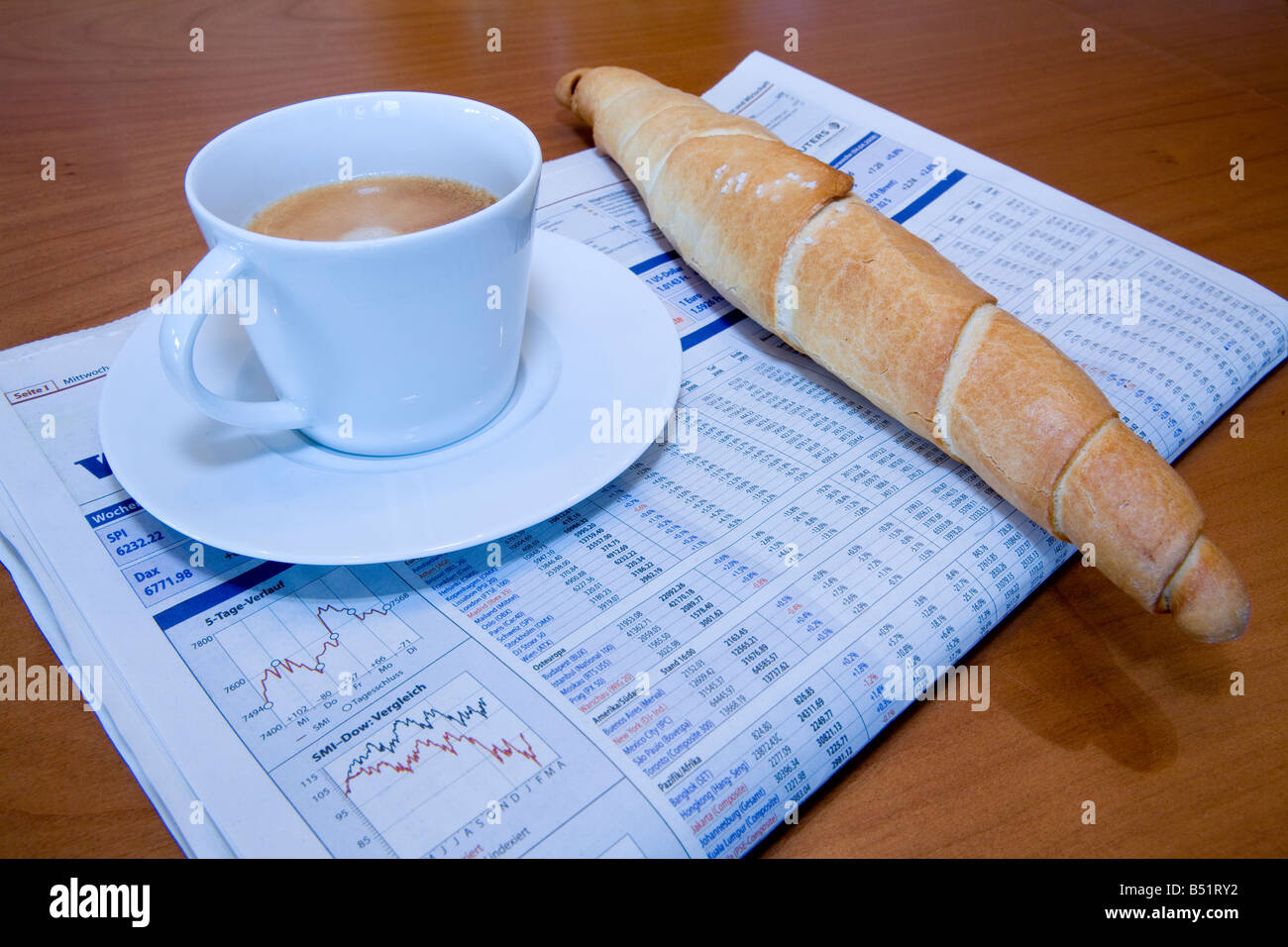 Frühstück mit Businesszeitung Stockfoto