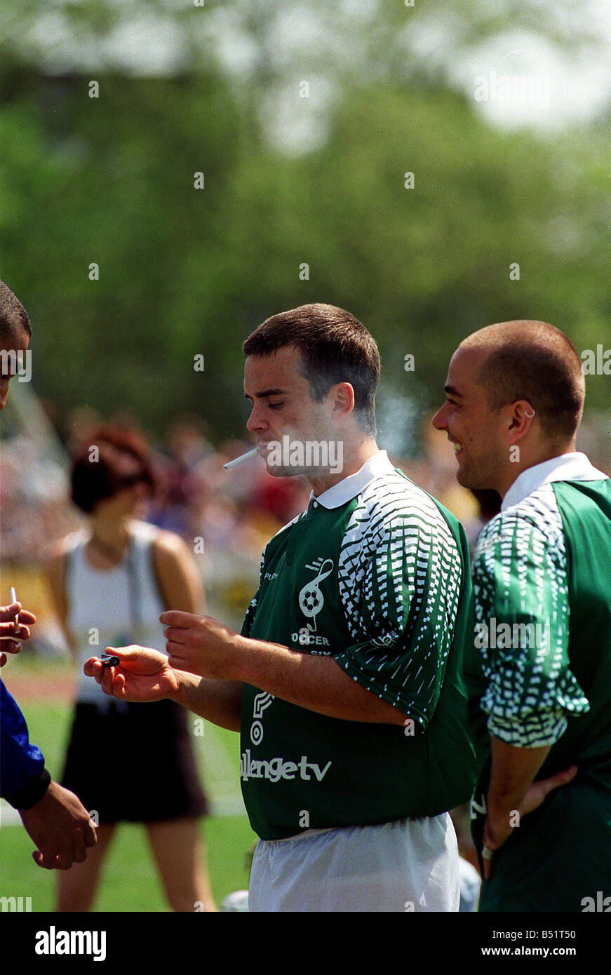 Robbie Williams Sängerin Mai 98 Pop star spielen in einem Promi-Fußballspiel Rauchen vor Spielbeginn Stockfoto