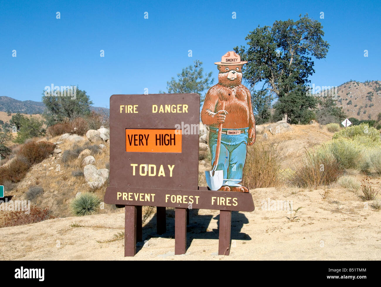 Smokey der Bär auf Patrouille im Tehachipi Wald warnt sehr gefährlich ein Lauffeuer Bedingungen Stockfoto