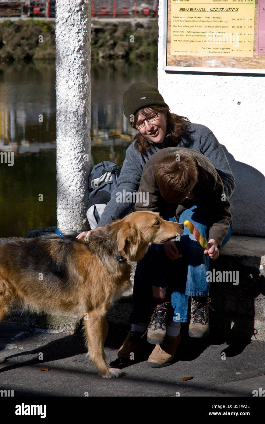 Mutter, Kind und Hund gemeinsam ein Eis am Stiel Stockfoto