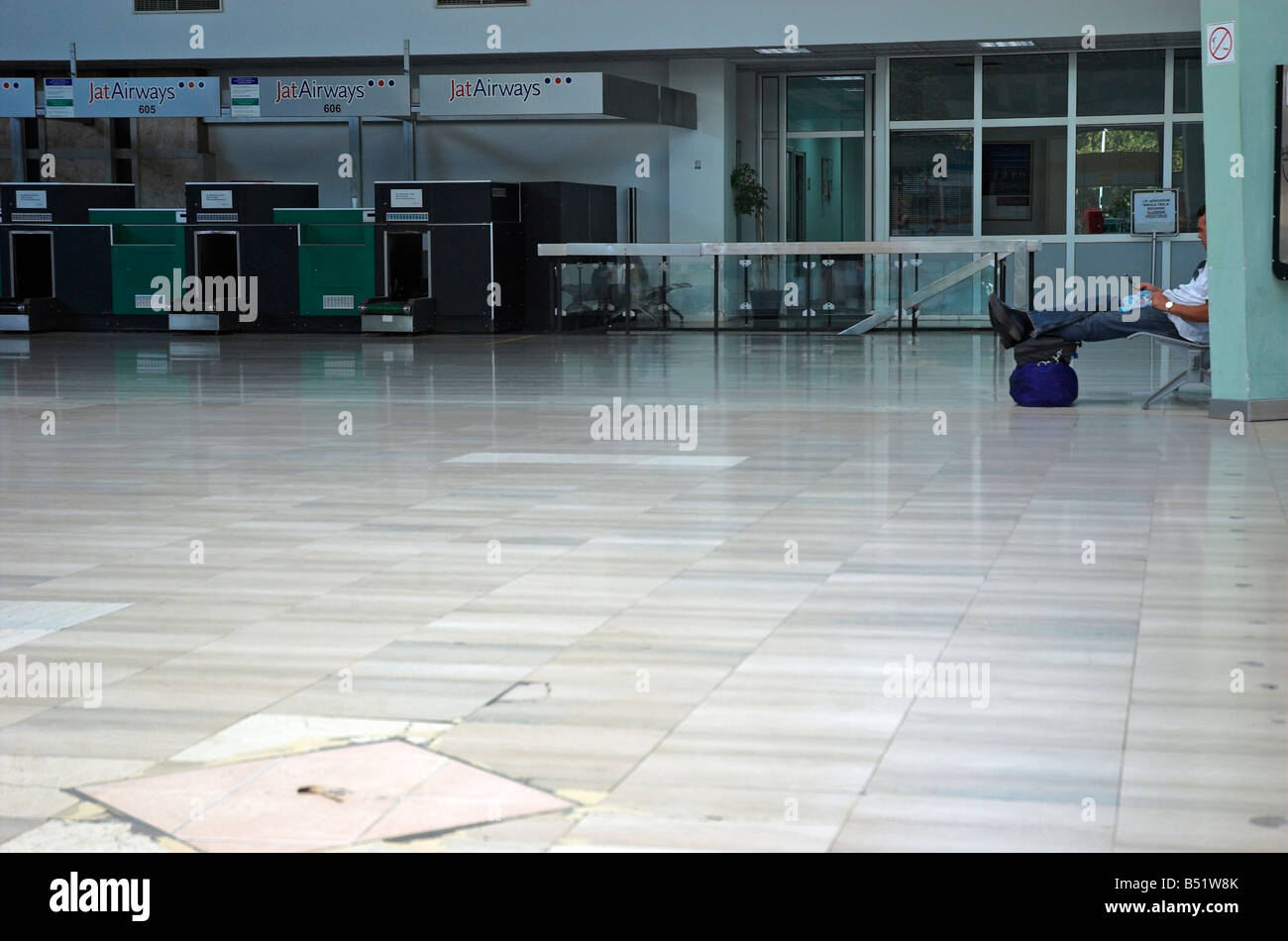 Ein Passagier sitzt in Flughafen-Lounge am Flughafen Nikola Tesla Belgrad Serbien 2008 Stockfoto