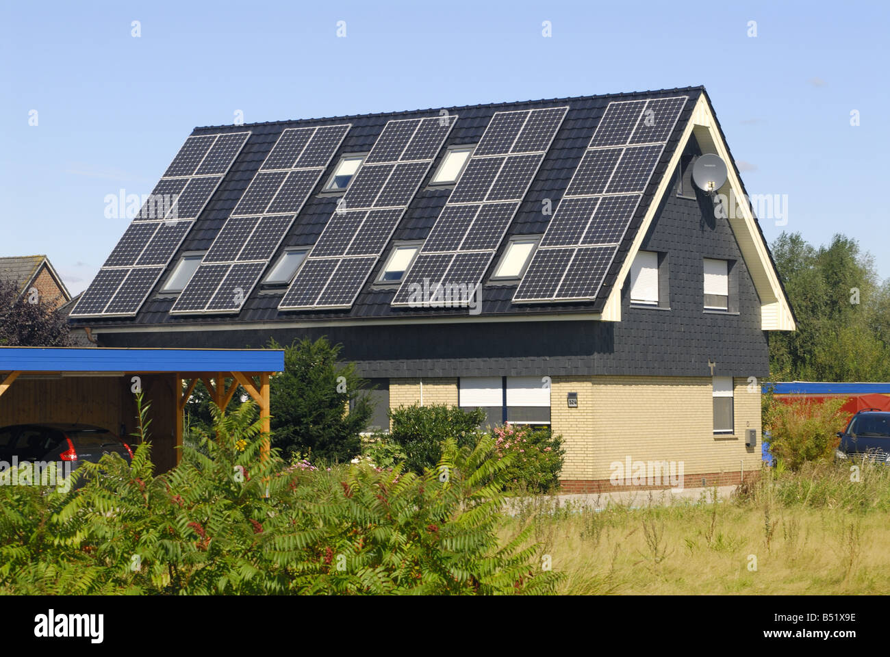 Häuser mit Solarkollektoren Stockfoto